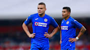 Jonathan Rodríguez y Orbelín Pineda en un partido de Cruz Azul.